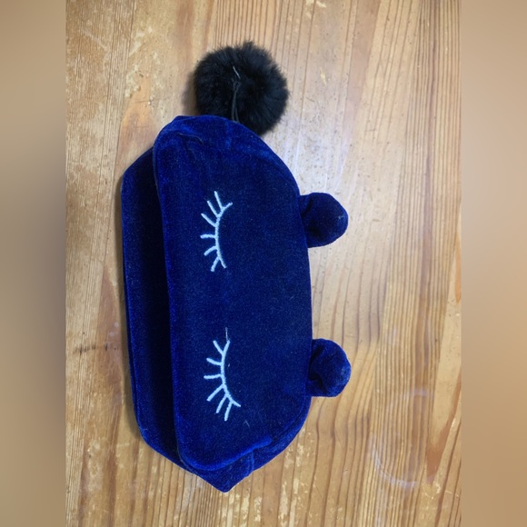 Korean Winky Cat Makeup Pouch - Picture 4 of 14